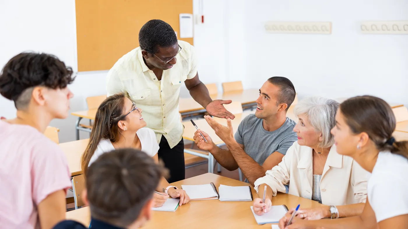 Groupe de personnes de différents âges travaillant autour d'une table