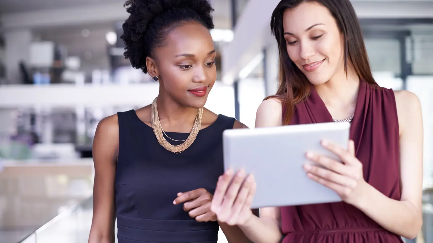 Deux collègues consultant une tablette