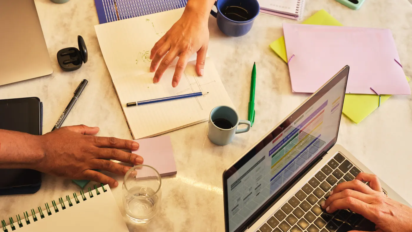 Documents et ordinateur sur un bureau