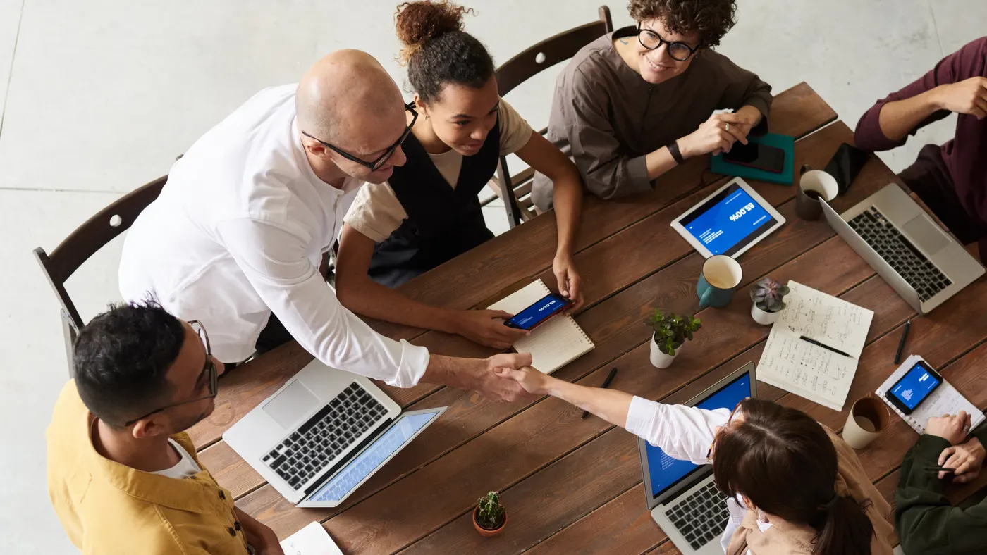 Équipe au travail autour d'une table
