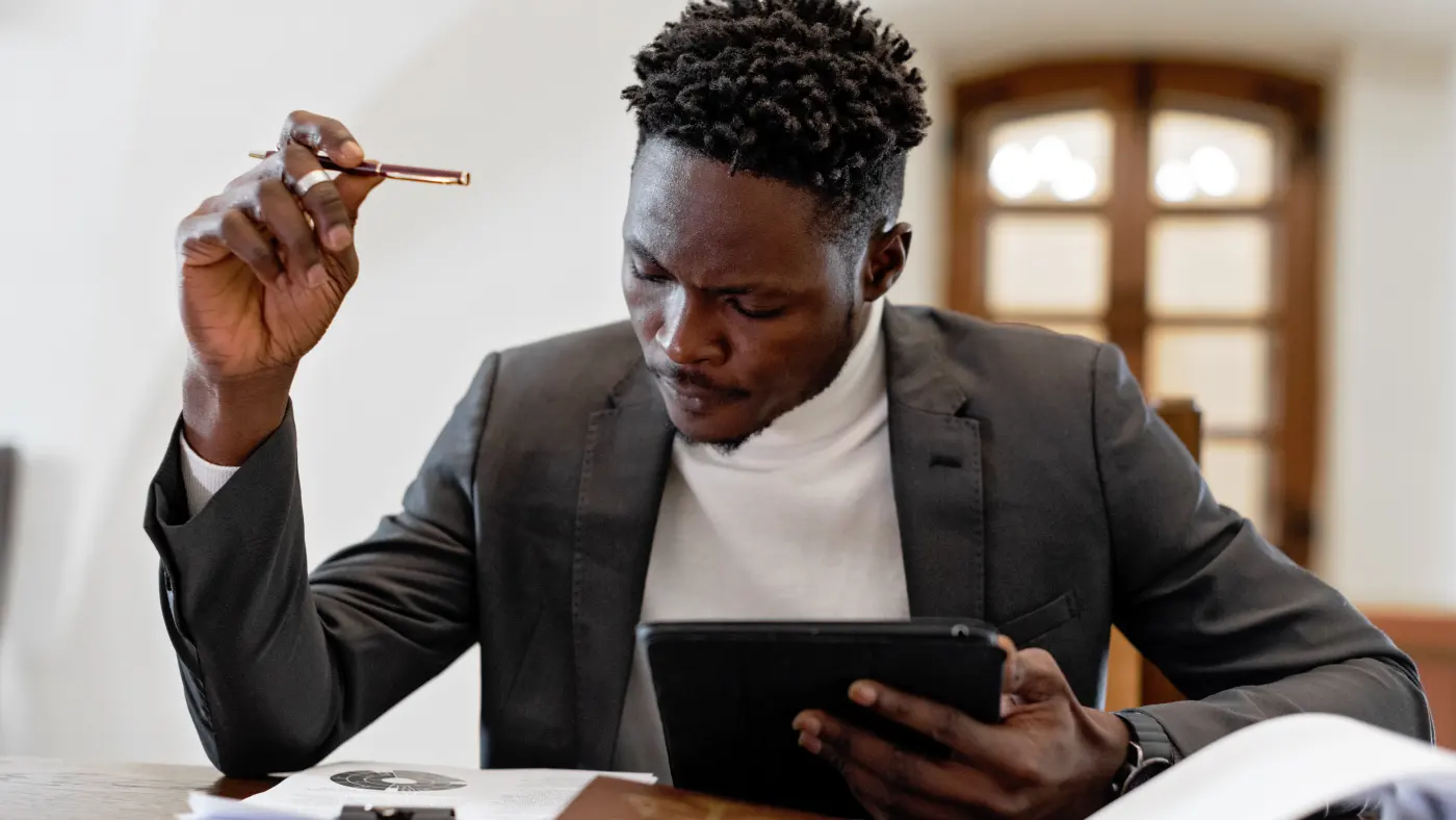 Professionnel consultant un document sur une tablette