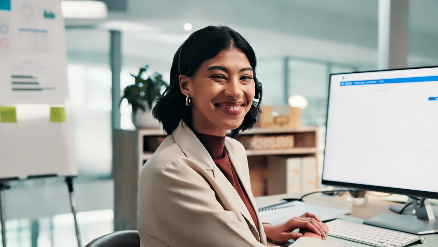 Professionnelle souriante à son bureau